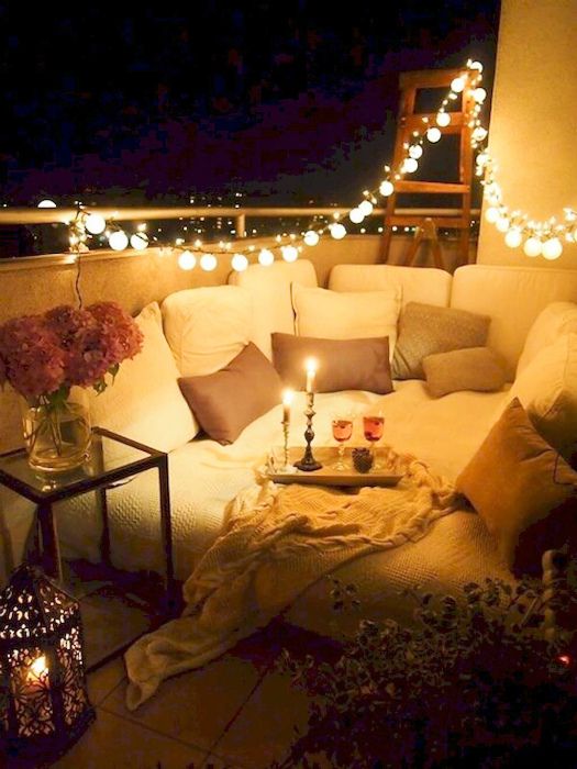 романтично осветление на балкона