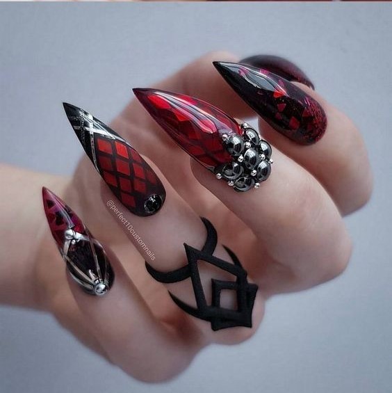 готически нокти червено и черно