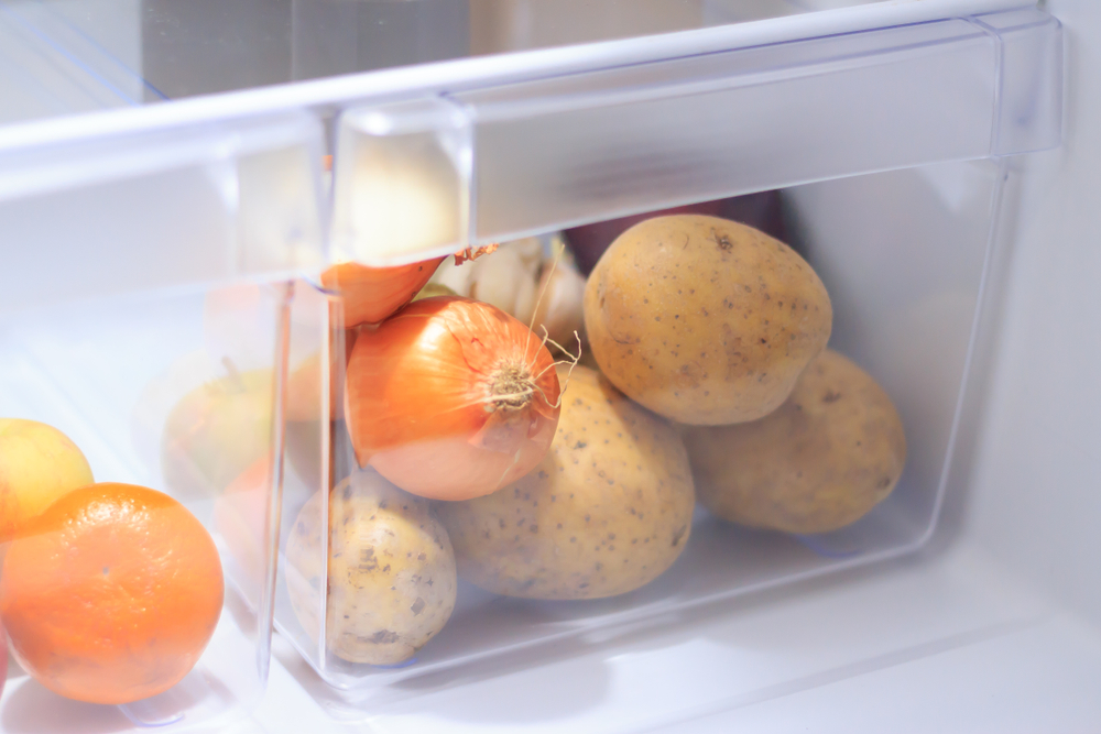картофи и лук в хладилника