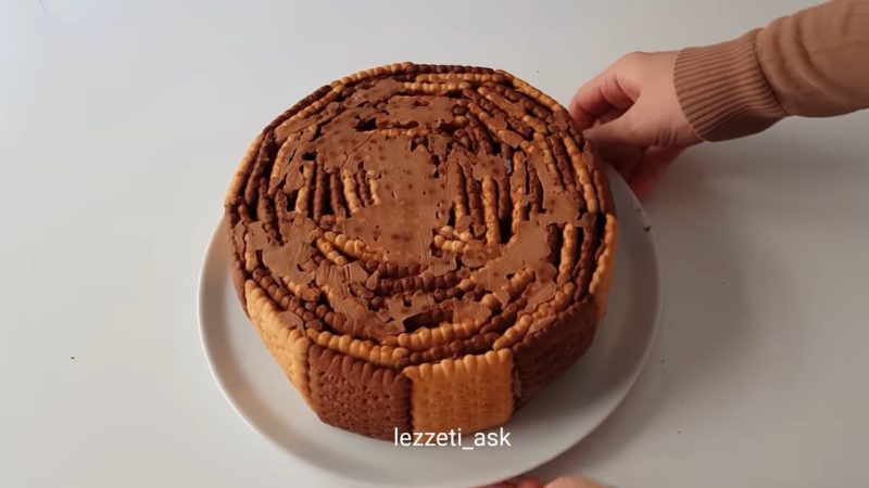 изправена бисквитена торта