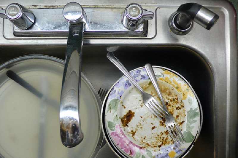 мръсни чинии