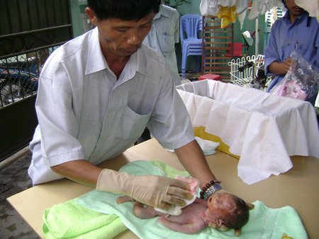 виетнамец с бебе
