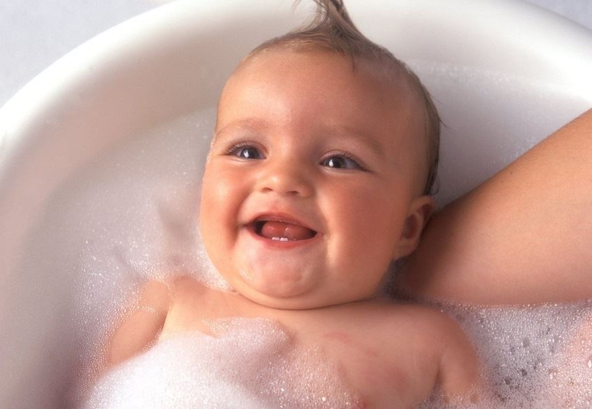 бебе във ваната