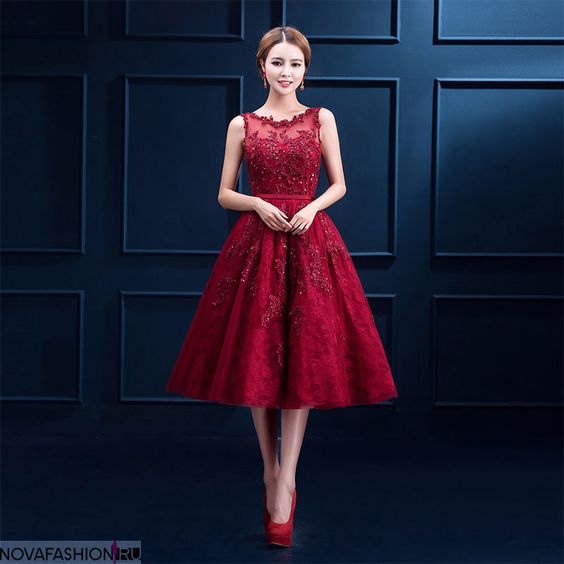 червена рокля с дантела