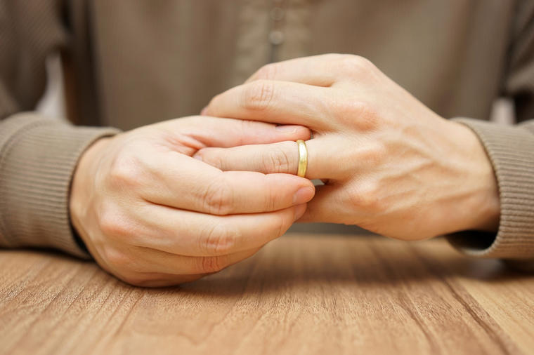 мъж с венчален пръстен