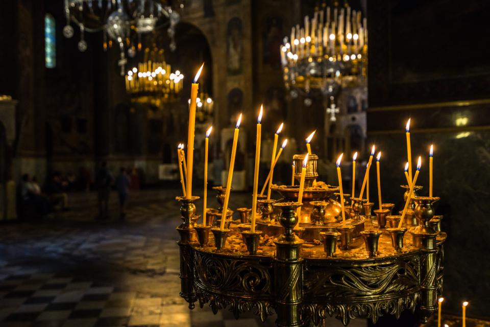 свещи в църква
