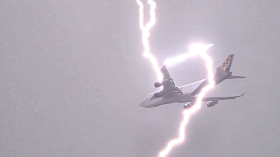 самолет ударен от мълния