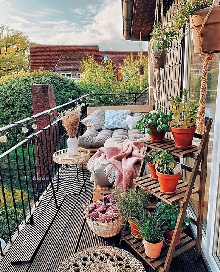 красив балкон с цветя
