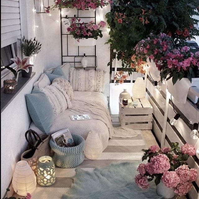 уютен балкон с диван