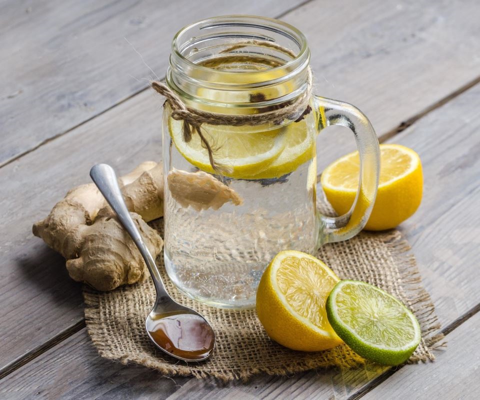 вода с лимони