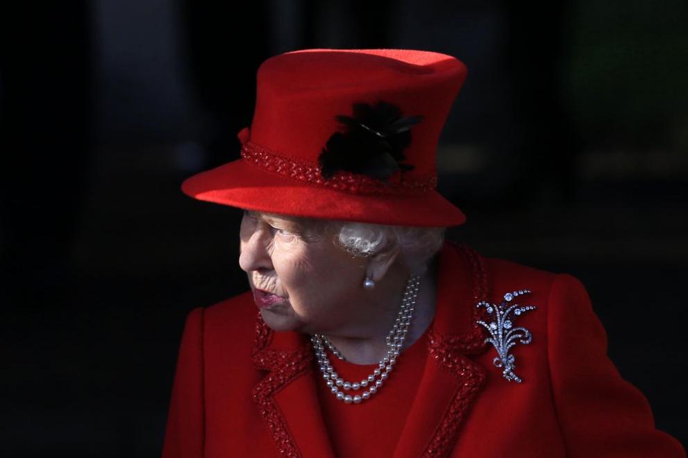 кралица Елизабет в червено