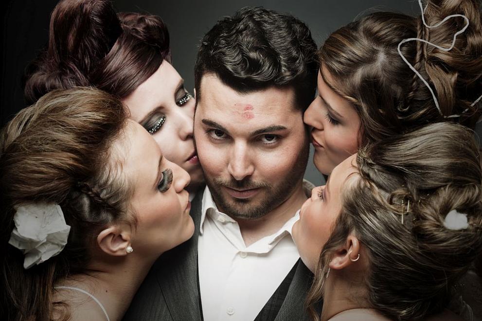  мъж с доста дами 