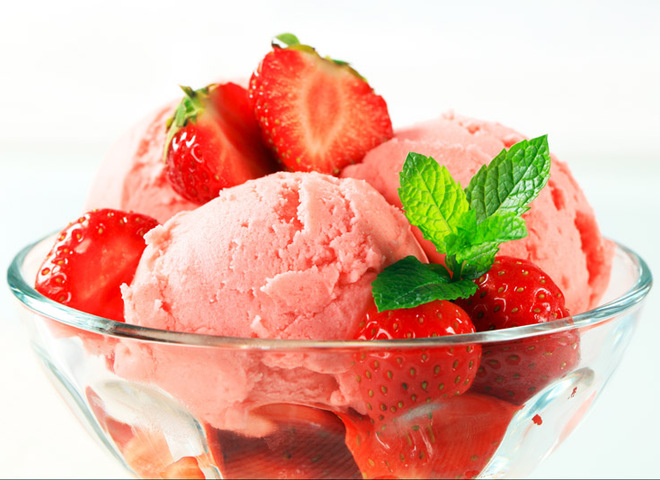 ягоди със сладолед