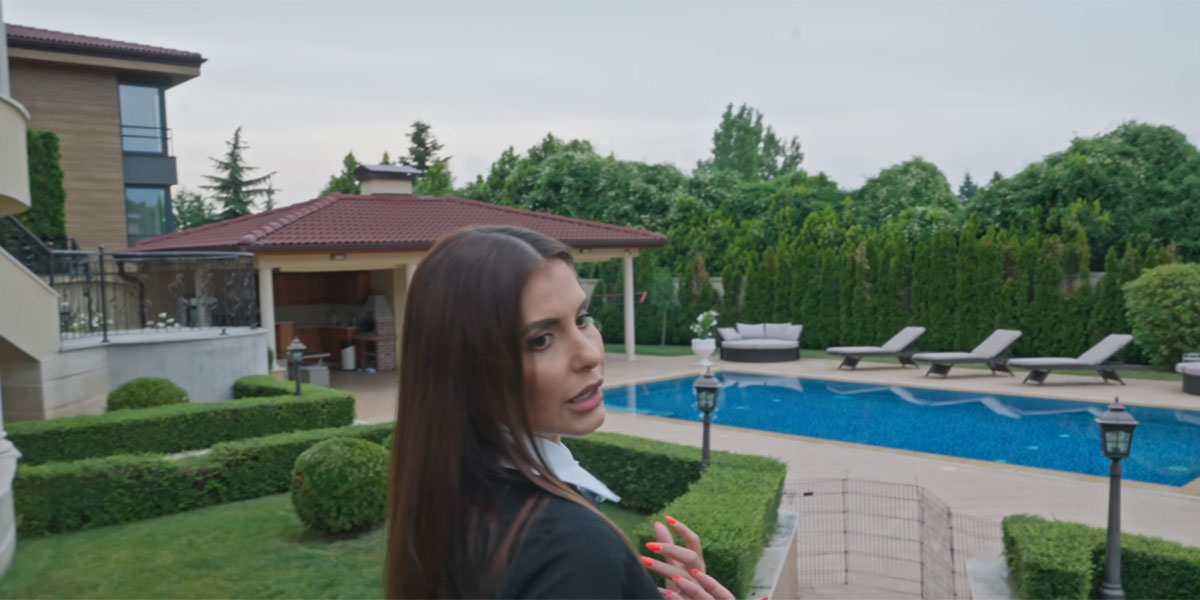 Анелия двор с басейн