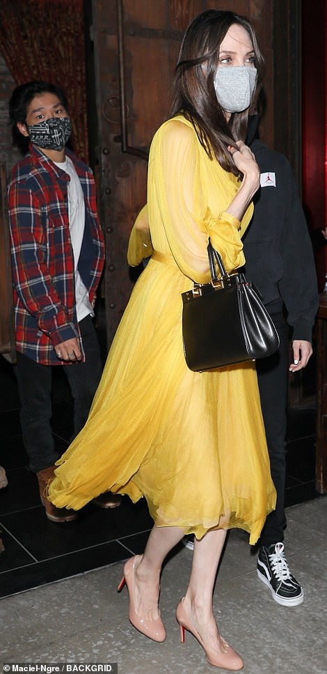 Джоли жълта рокля