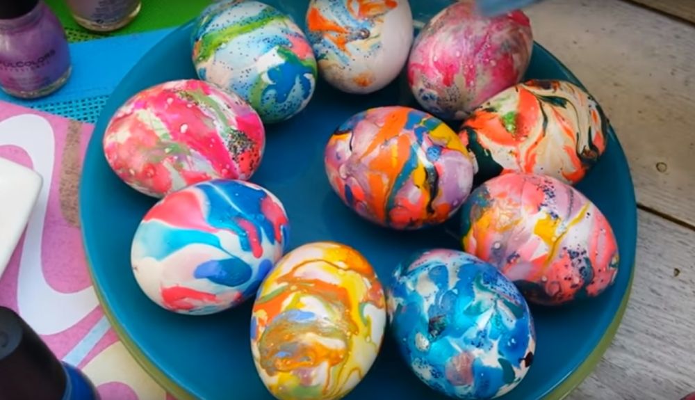 яйца боядисани с пяна