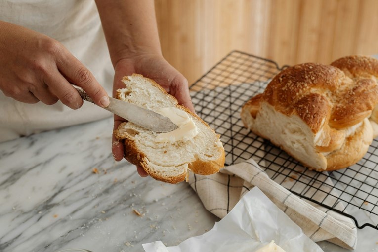 бял хляб с масло