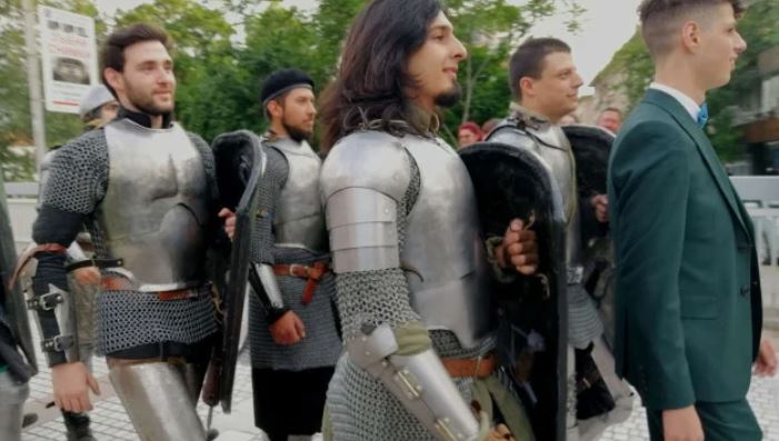 Последвайте ниПолезна ИнформацияЗвезда на бала: Ескорт от рицари за пловдивски абитуриент СНИМКИНовиниИнформация