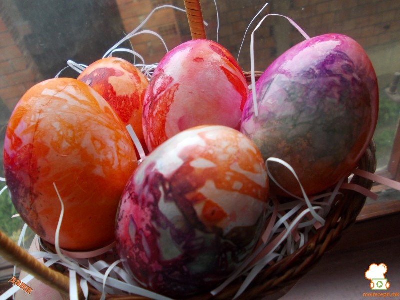 яйца боядисани с креп хартия