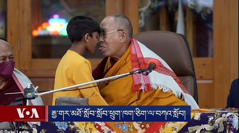 Далай Лама целувка