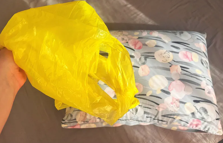 възглавница в торба за боклук