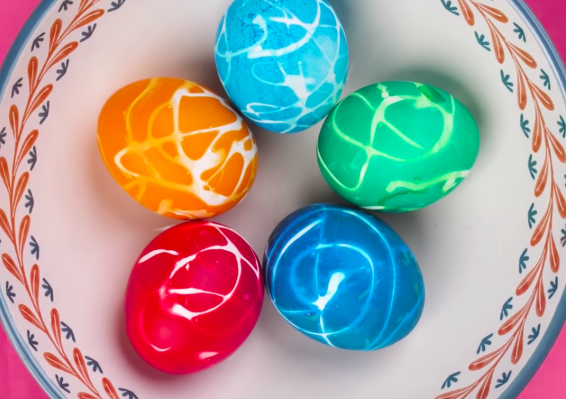 боядисване на яйца с лепило