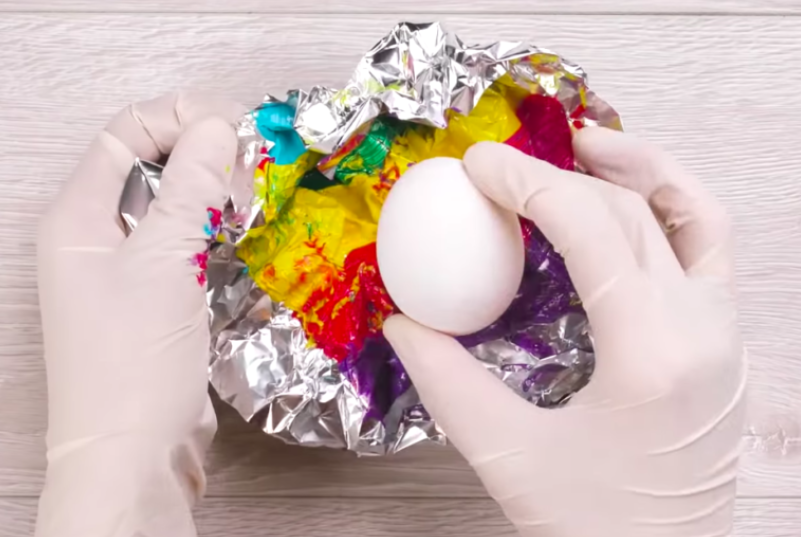 боядисване на яйца с фолио