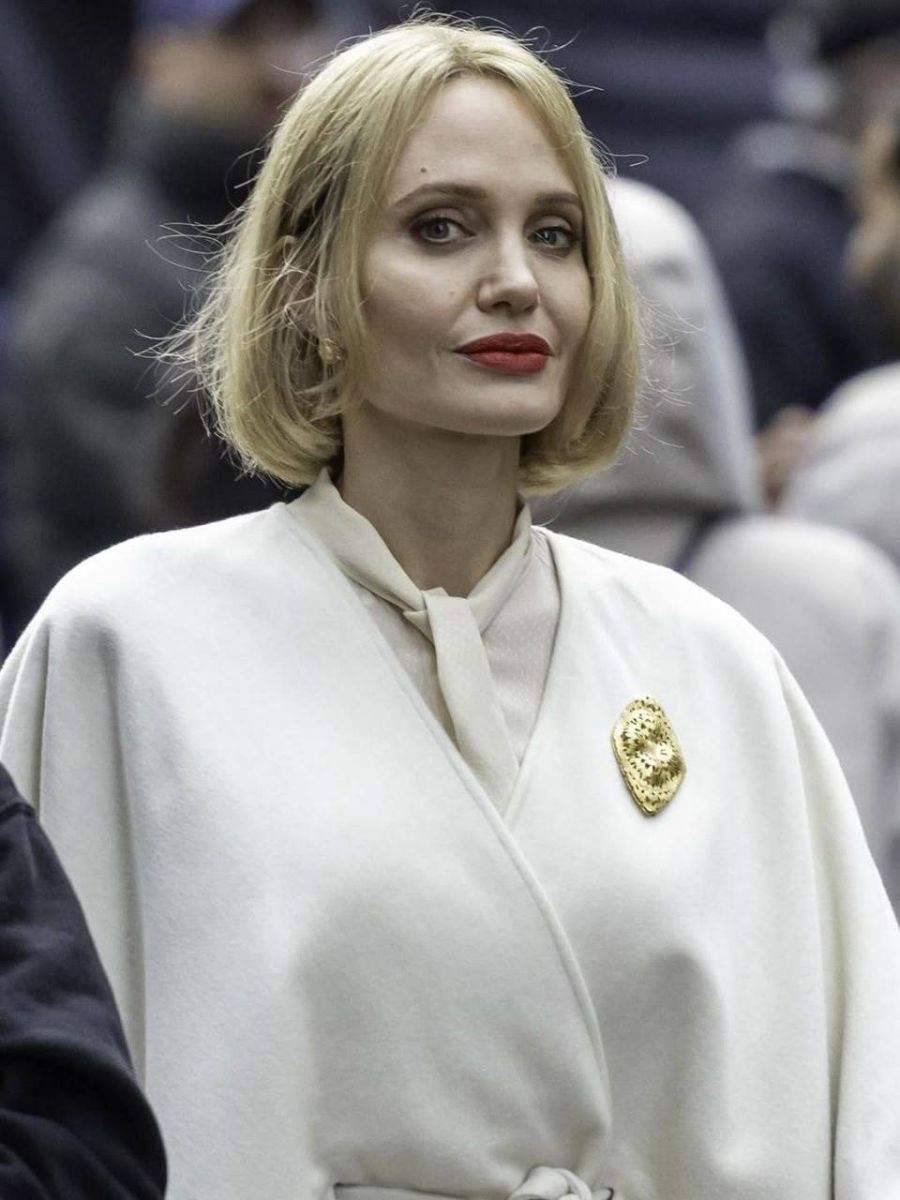 Анджелина къса коса