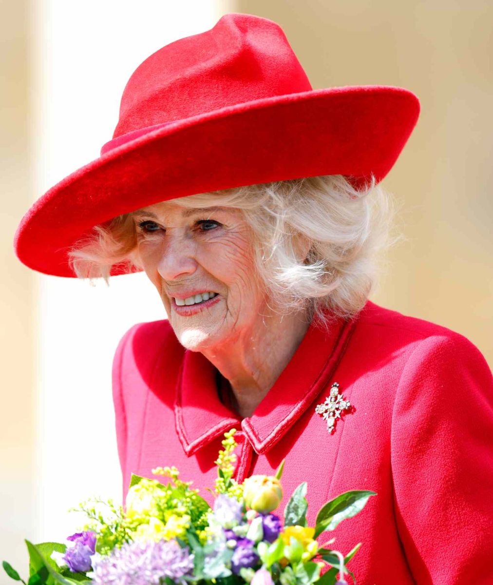 кралица Камила брошка