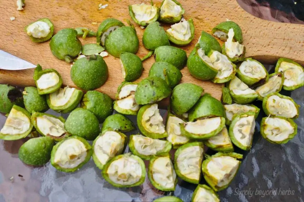 нарязани зелени орехи