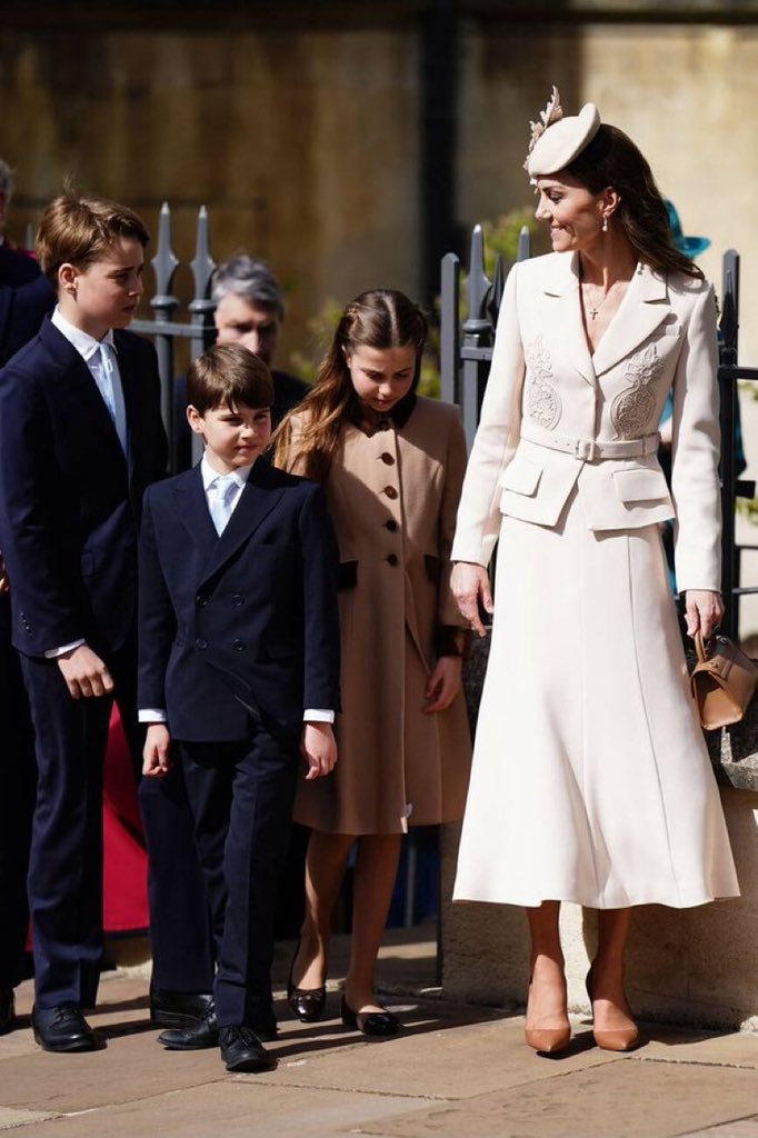 Мидълтън тоалет Великден