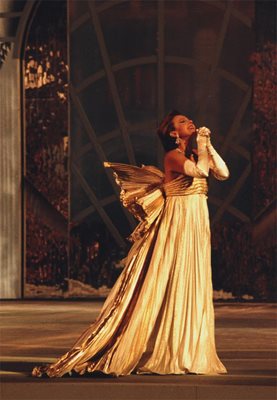  Райна Кабаиванска златен костюм 