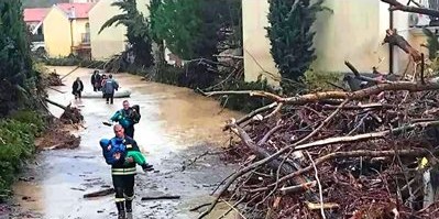 пожарникари спасяват деца