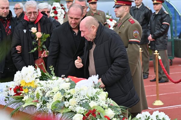 бай Добри поклонение