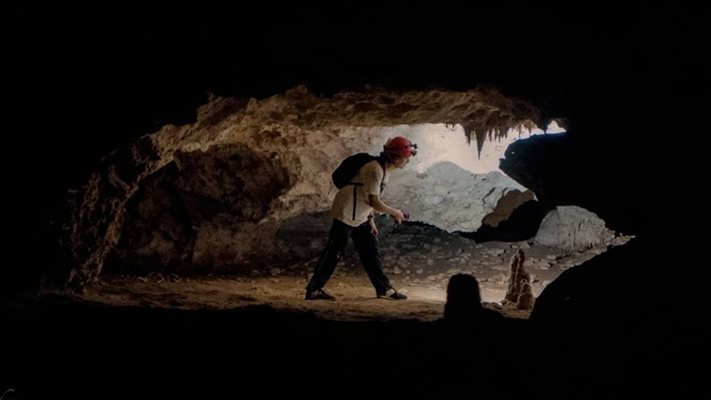 момче в пещера