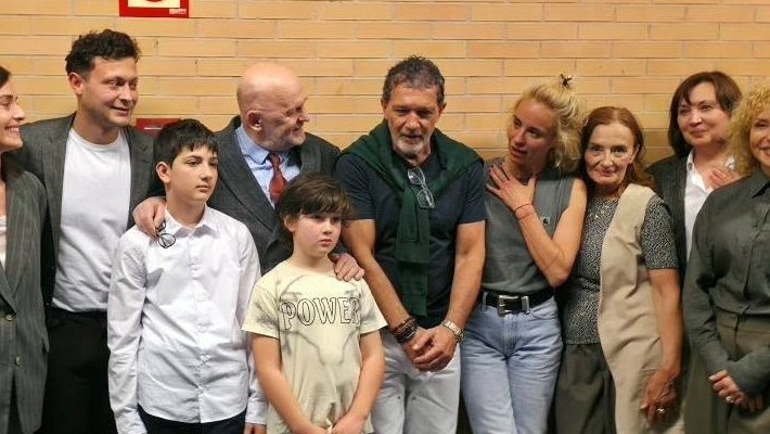 Бандерас с трупата на Народния