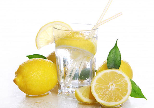 вода с лимони