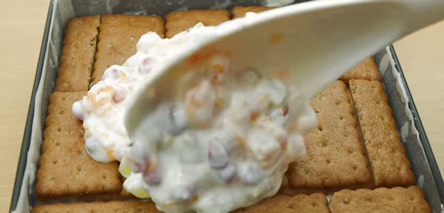  бисквитена торта с плодове и кисело мляко 