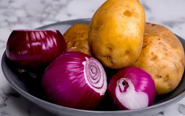 картофи и червен лук