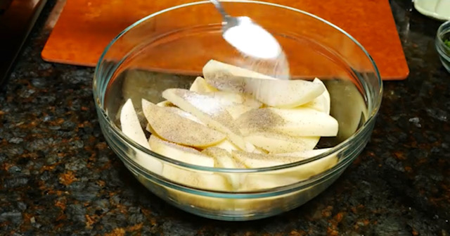 сол върху картофите