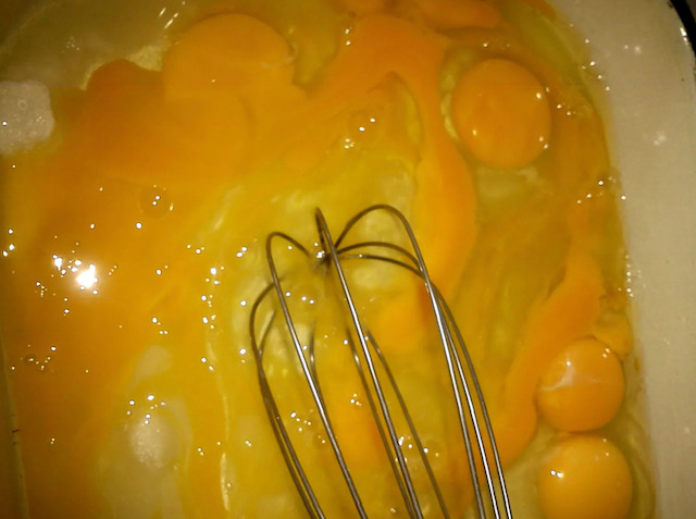 разтрошаване яйца 