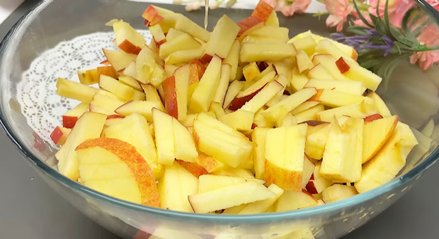нарязани ябълки в тесто