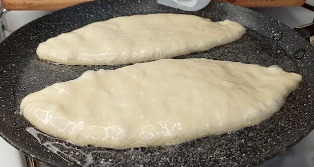  пълнени мекици в тигана 