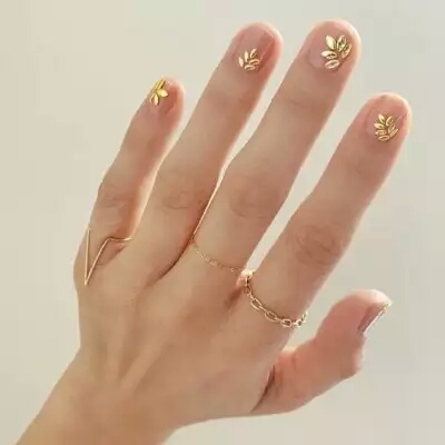 елегантен златен дизайн за къси нокти 2020