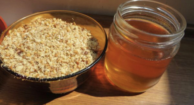 счукани орехи и мед