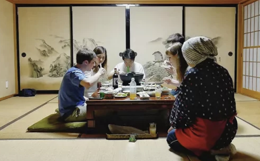 японци се хранят на пода