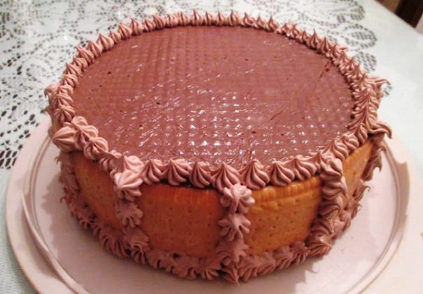 декорирана шоколадова торта