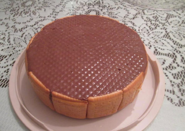 шоколадова торта с бисквити