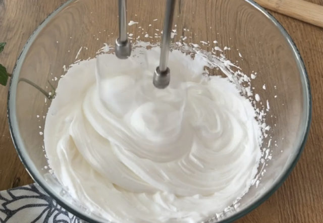 твърд белтъчен сняг