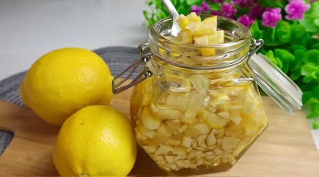лимон и чесън в буркан